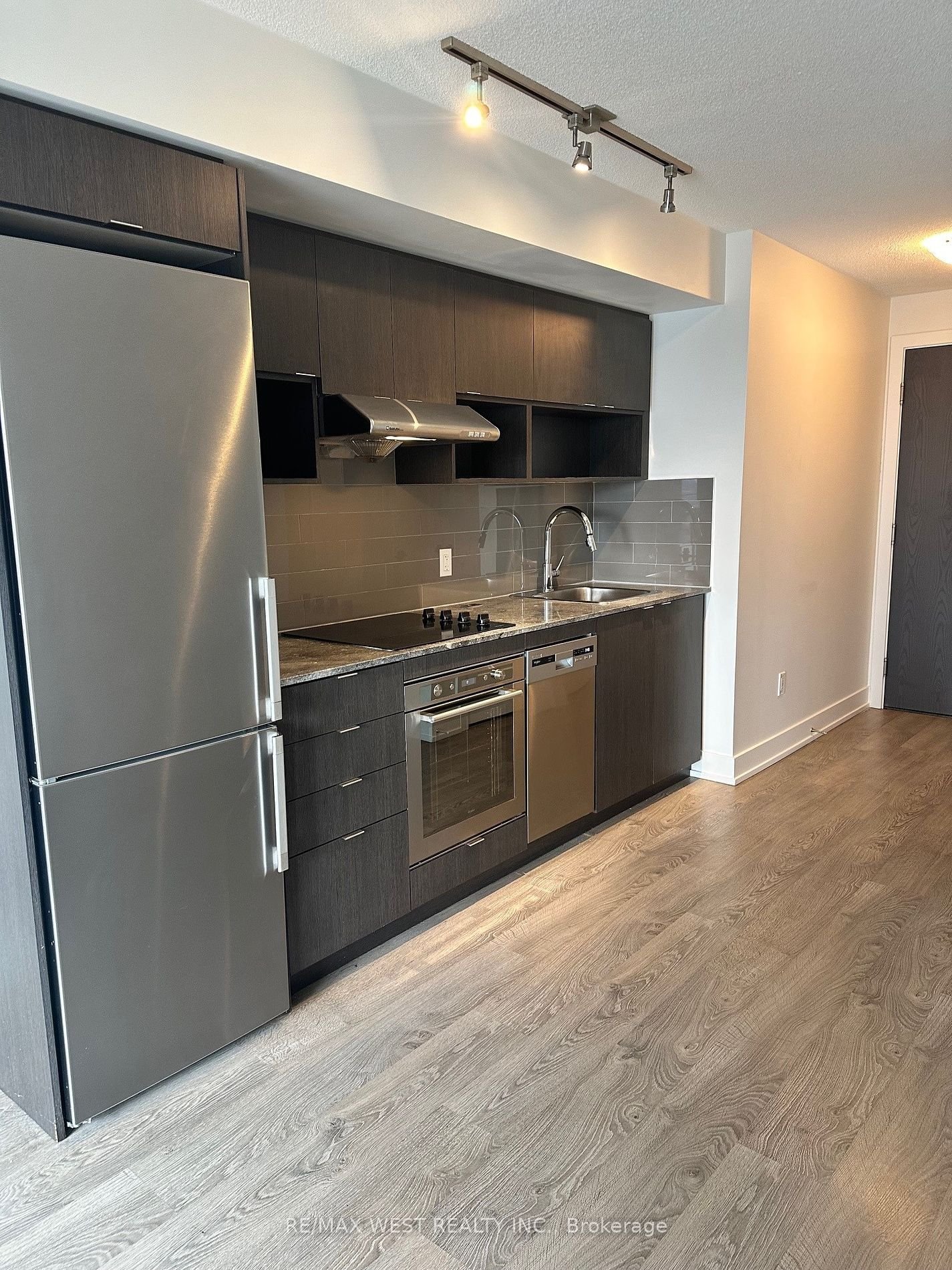 7 Mabelle Ave, unit 1610 for rent - image #3