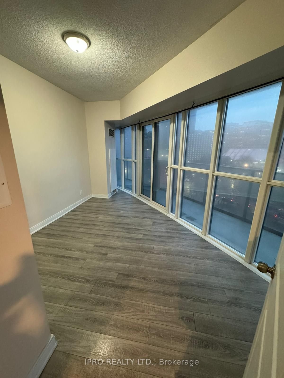 60 Absolute Ave, unit 504 for rent - image #6
