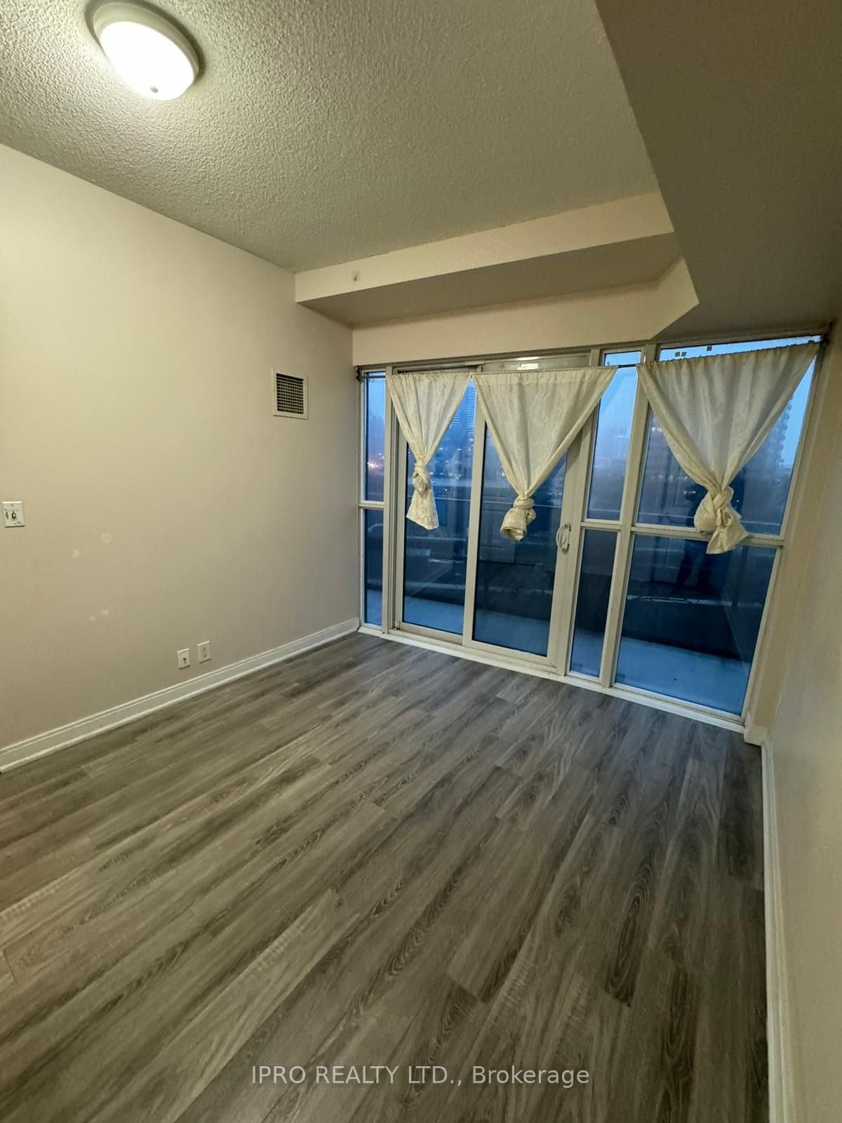 60 Absolute Ave, unit 504 for rent - image #8