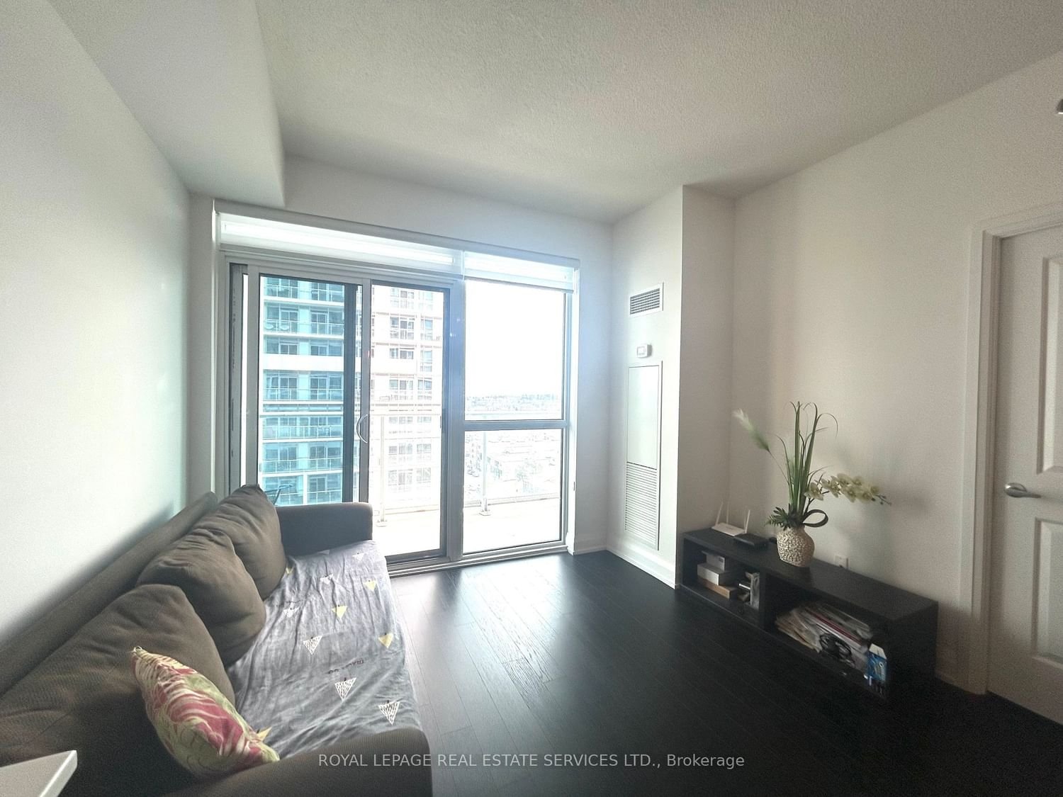 65 Speers Rd, unit 1107 for rent - image #6