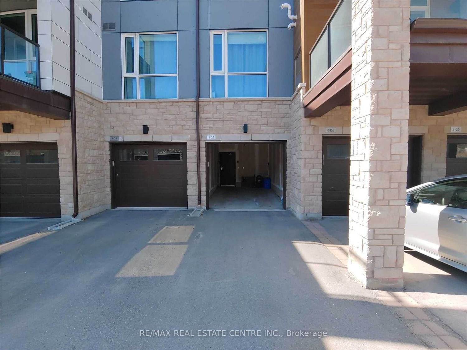 2393 Bronte Rd, unit 211 for rent - image #1