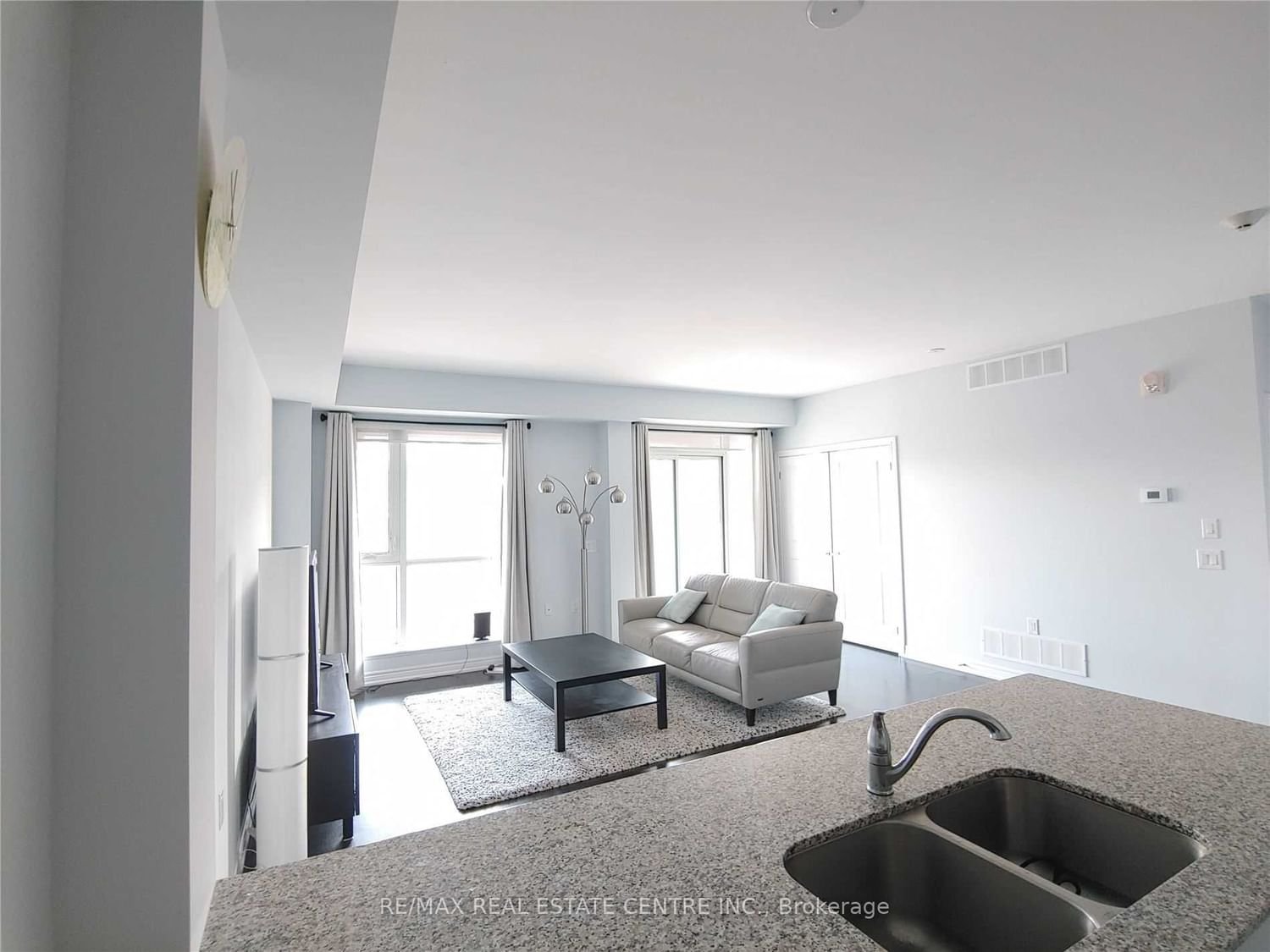 2393 Bronte Rd, unit 211 for rent - image #3