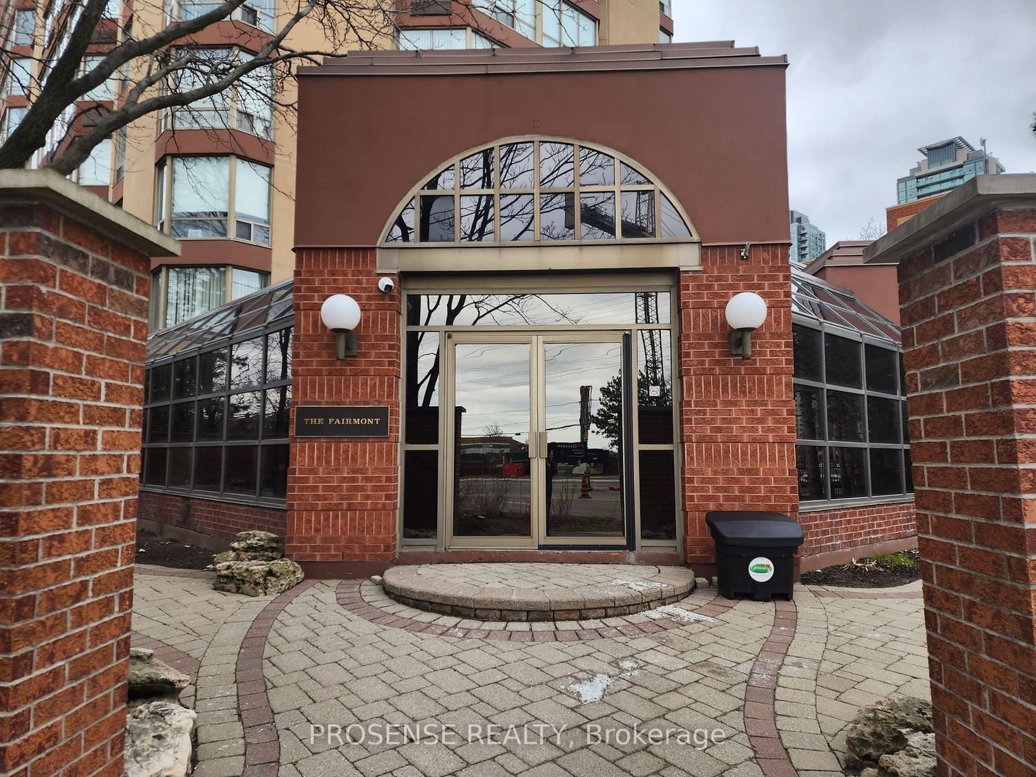 25 Fairview Rd W, unit 504 for rent - image #2
