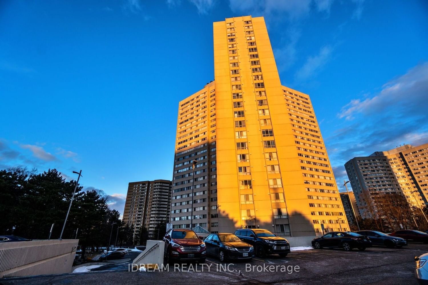 3700 Kaneff Cres, unit 211 for rent - image #3