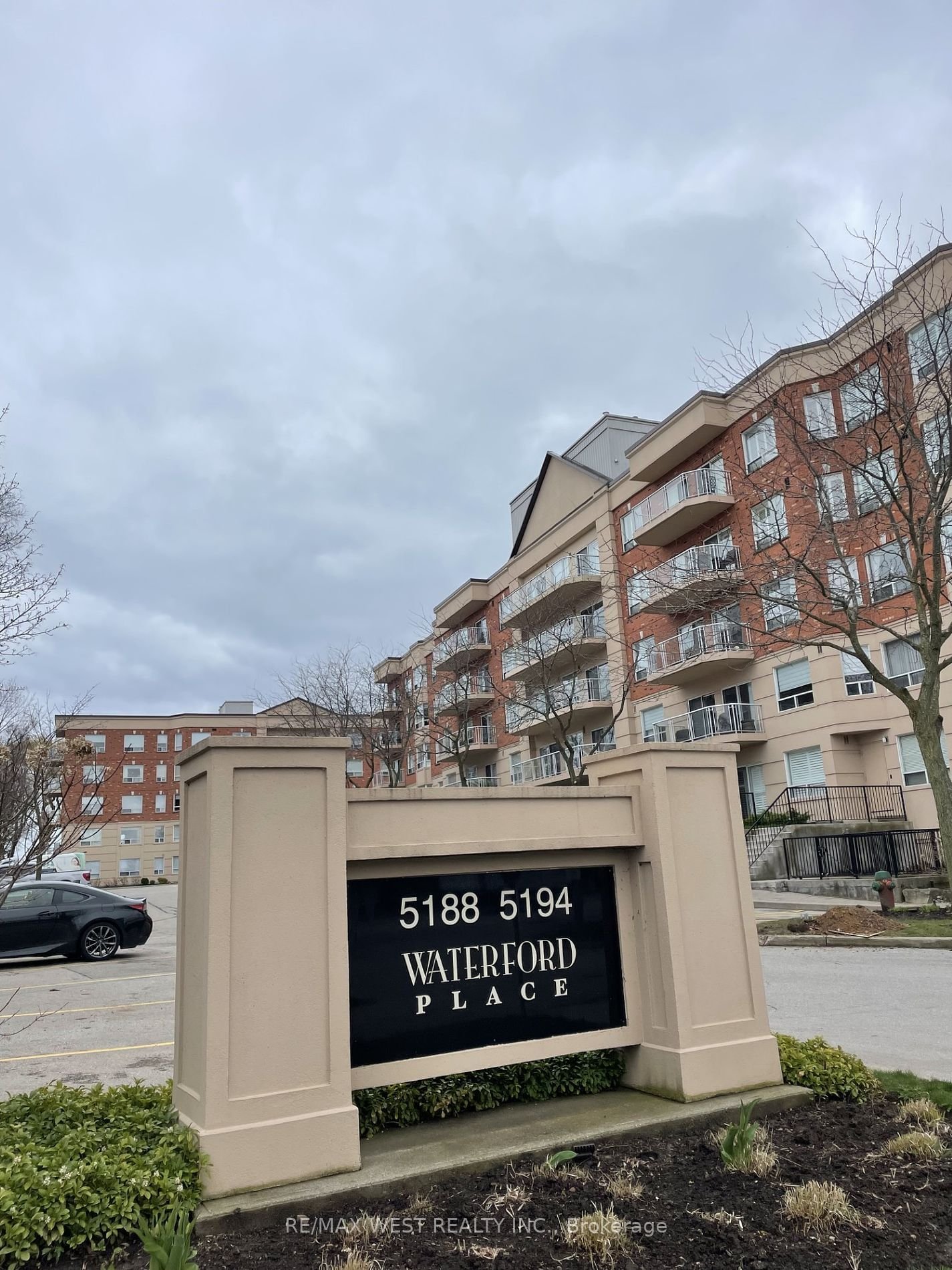 5188 Lakeshore Rd, unit 101 for rent - image #2