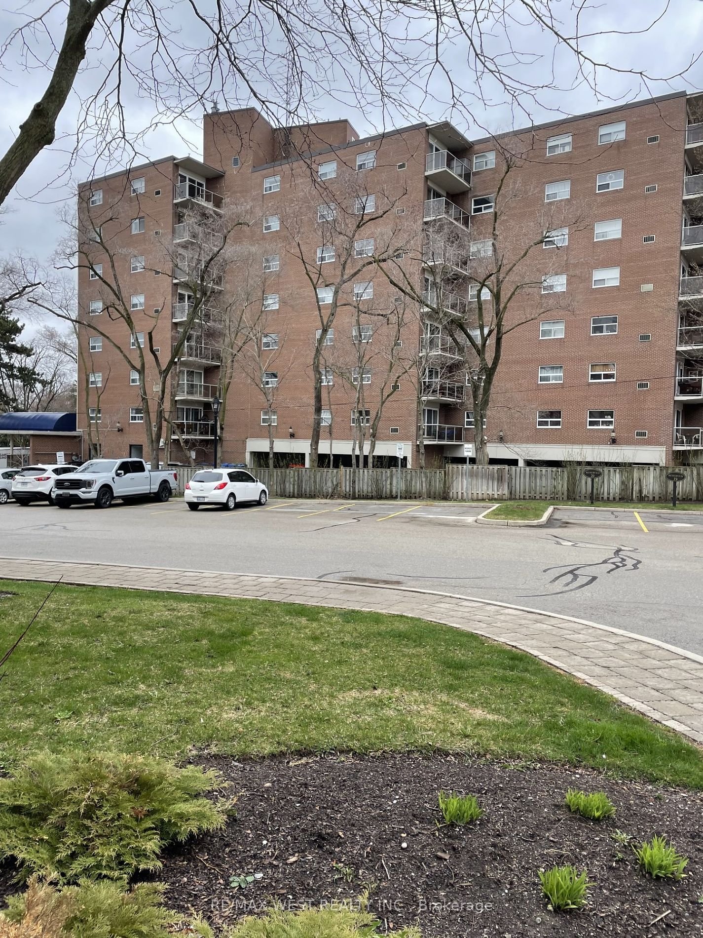 5188 Lakeshore Rd, unit 101 for rent - image #33