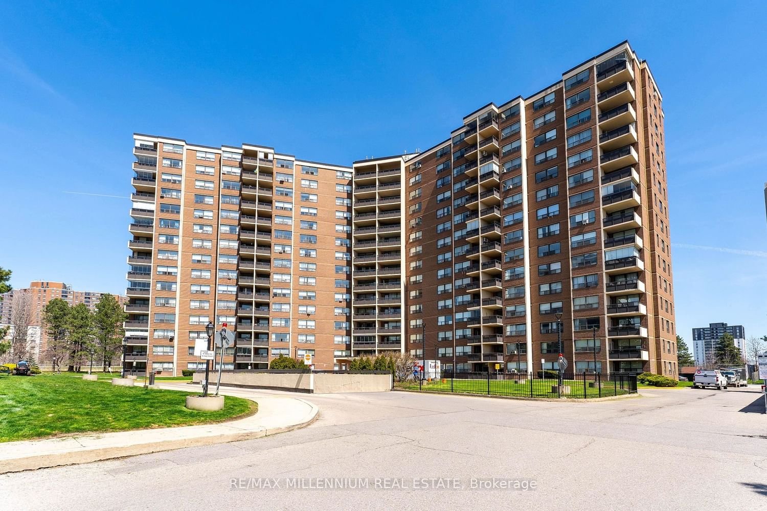 551 The West Mall, unit 401 for sale - image #2