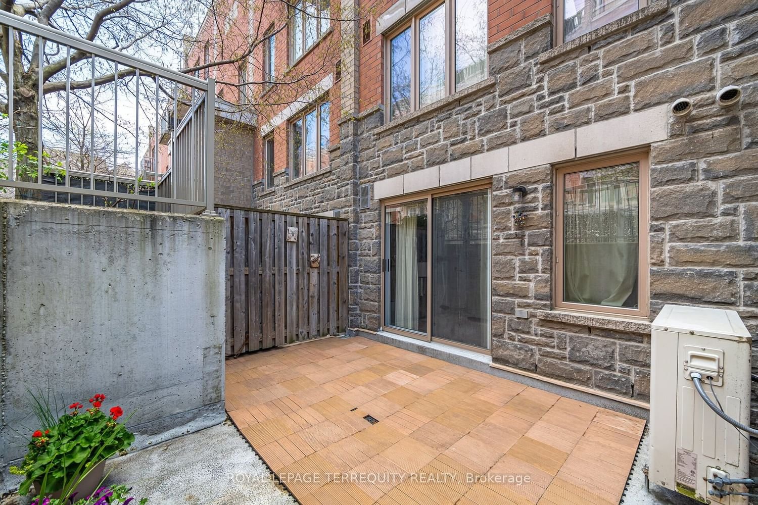 20 Foundry Ave, unit 115 for sale - image #17