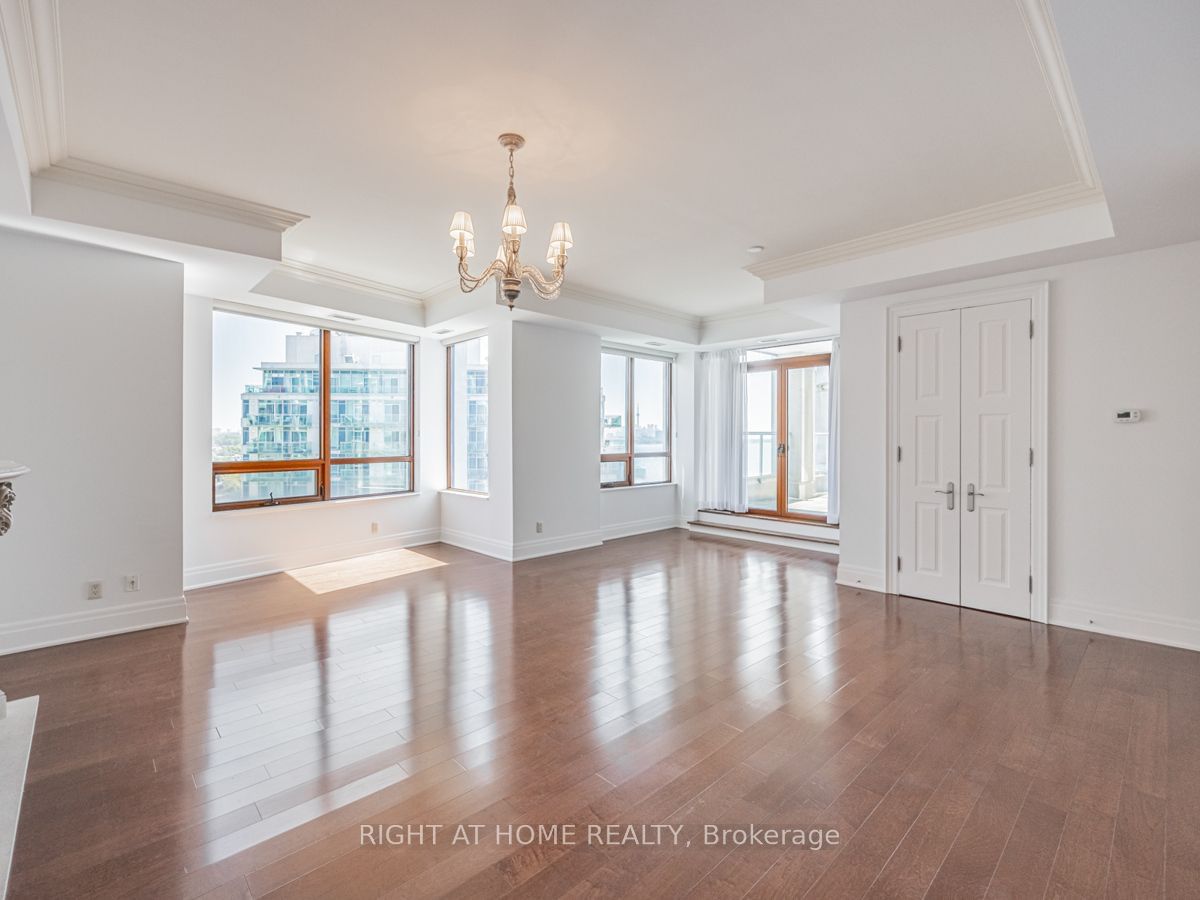 2095 Lake Shore Blvd W, unit Lph19 for sale