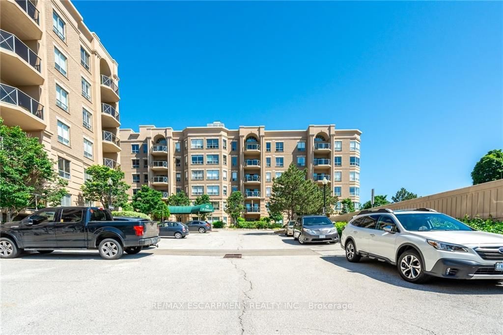 2075 Amherst Heights Dr, unit 208 for sale - image #4