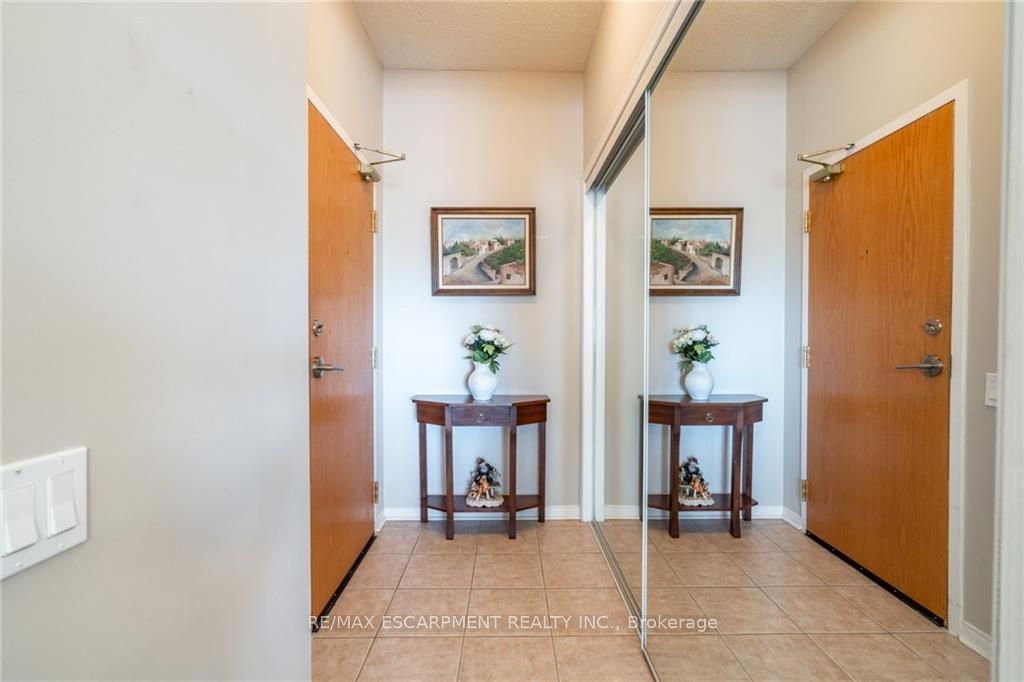 2075 Amherst Heights Dr, unit 208 for sale - image #8