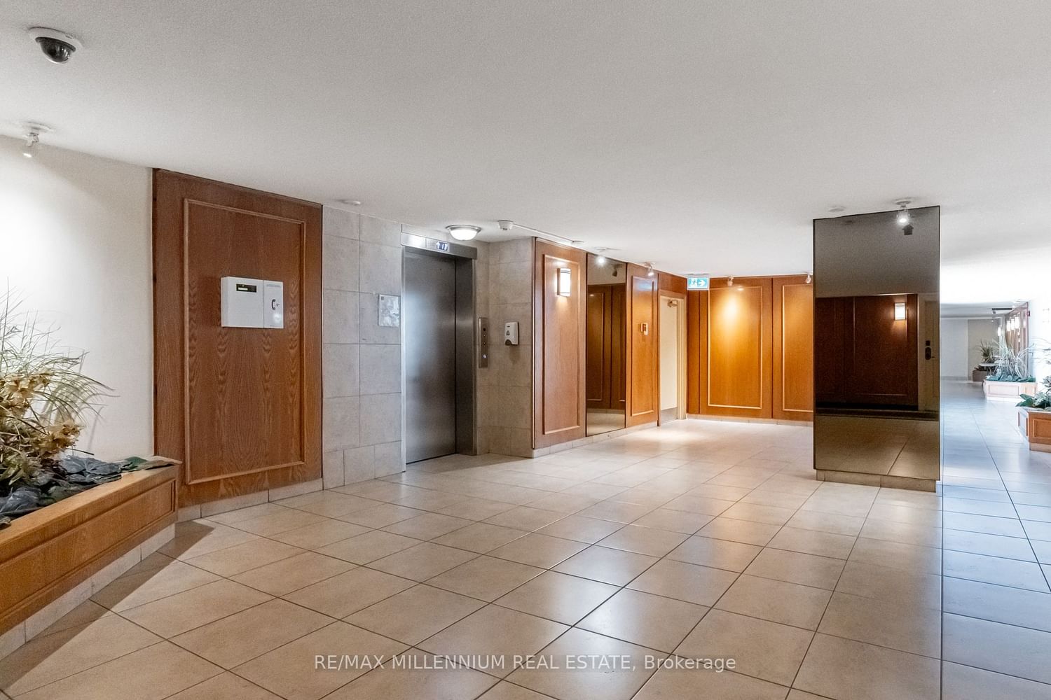 1300 Marlborough Crt, unit 308 for sale - image #3