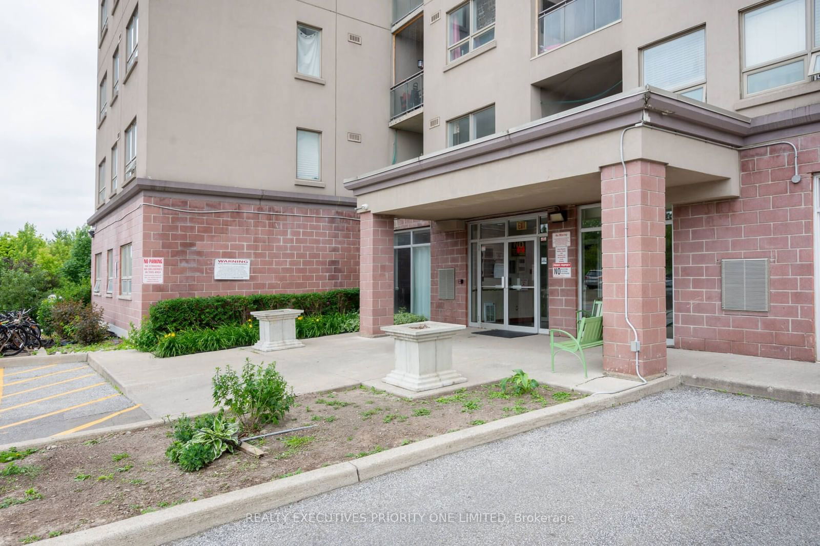 7405 Goreway Dr, unit 112 for sale - image #3