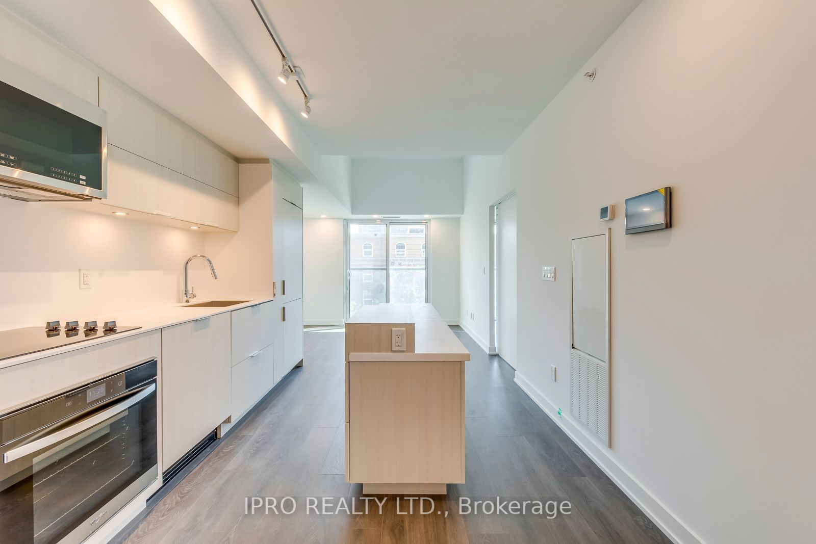 370 Martha St, unit 303 for sale - image #2