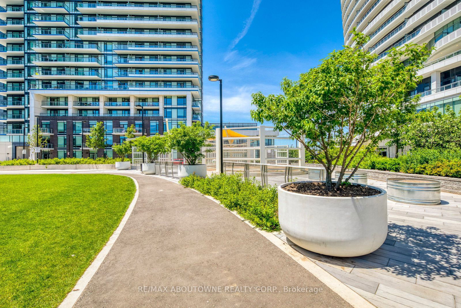 The West Tower Condos, Mississauga, Toronto