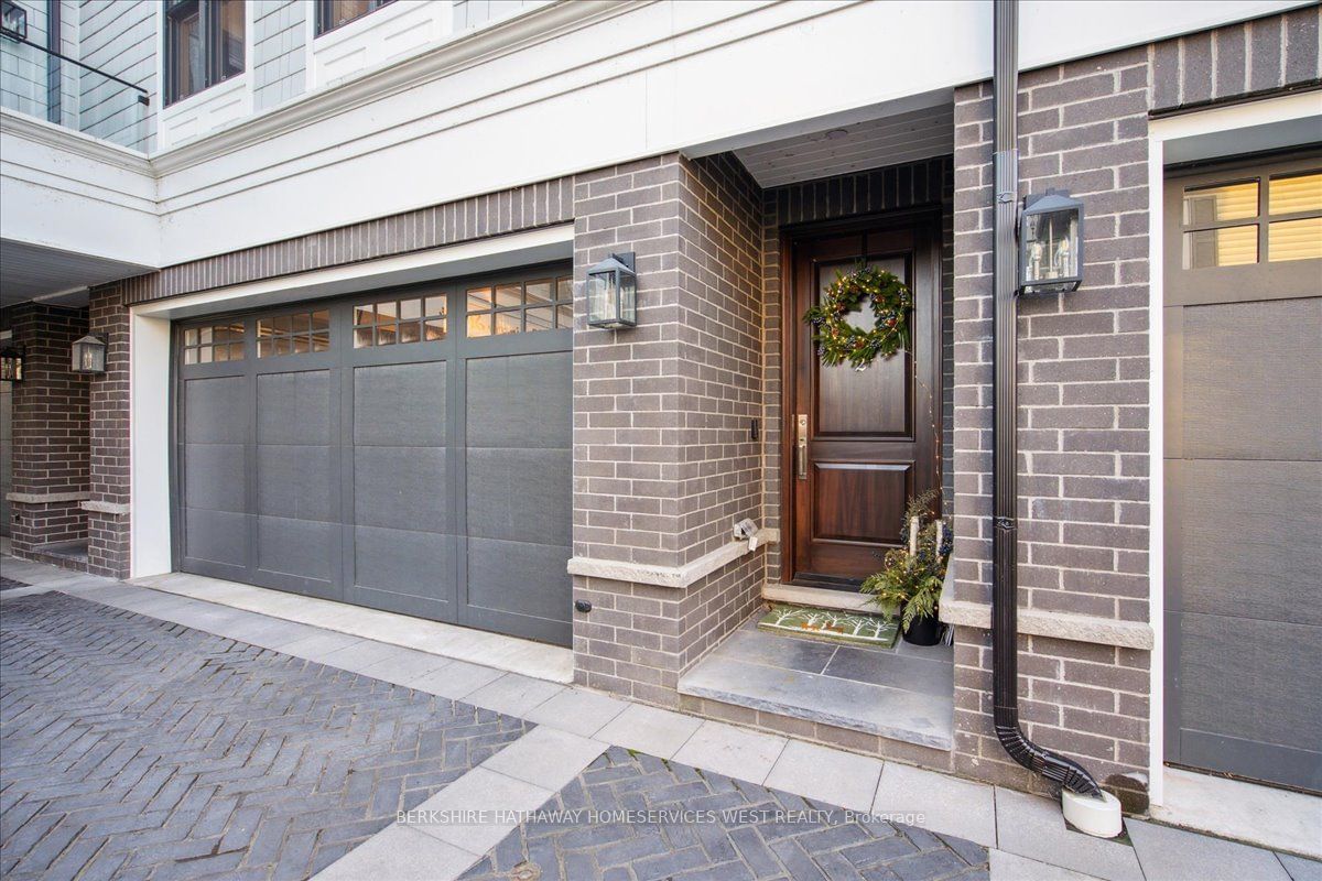 336 Robinson St, unit 2 for sale - image #2