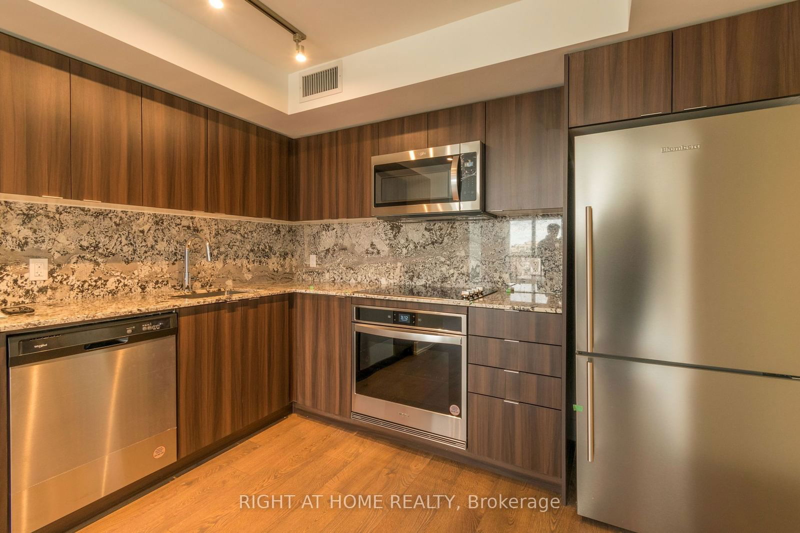 5 Mabelle Ave, unit 635 for sale - image #22