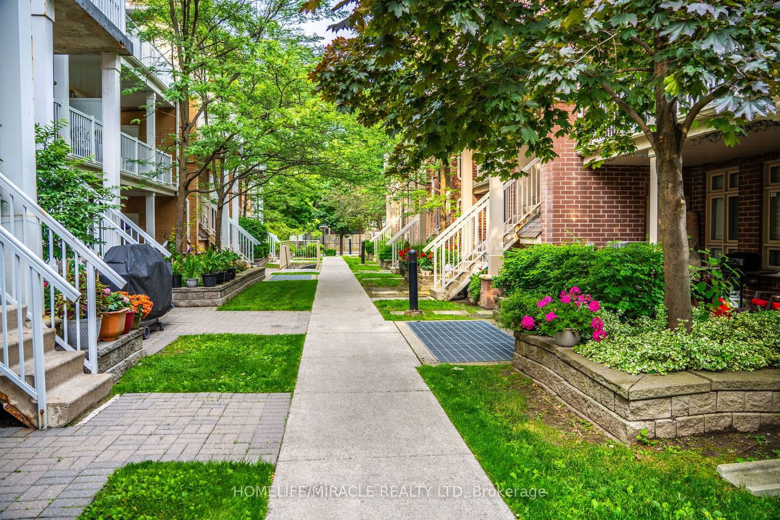 Lexington on The Green Condos, York Crosstown, Toronto