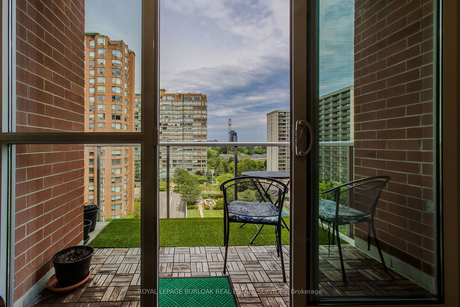 551 Maple Ave, unit 814 for sale - image #18