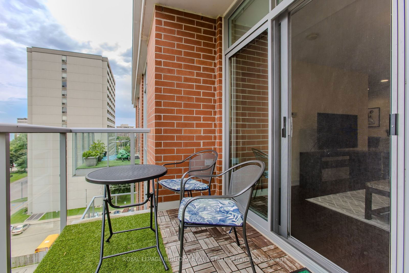 551 Maple Ave, unit 814 for sale - image #20