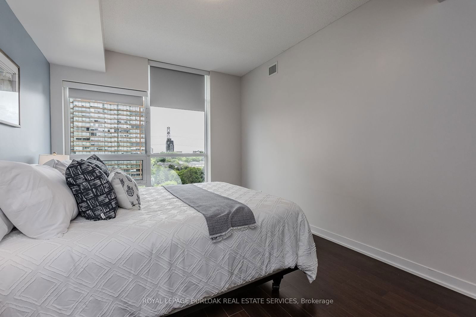 551 Maple Ave, unit 814 for sale - image #24