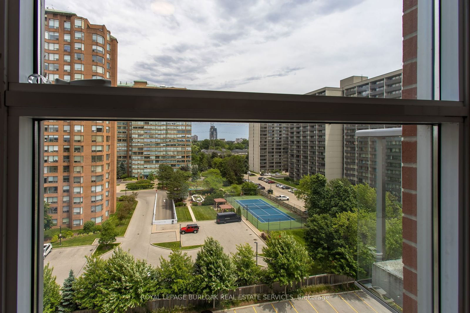 551 Maple Ave, unit 814 for sale - image #25