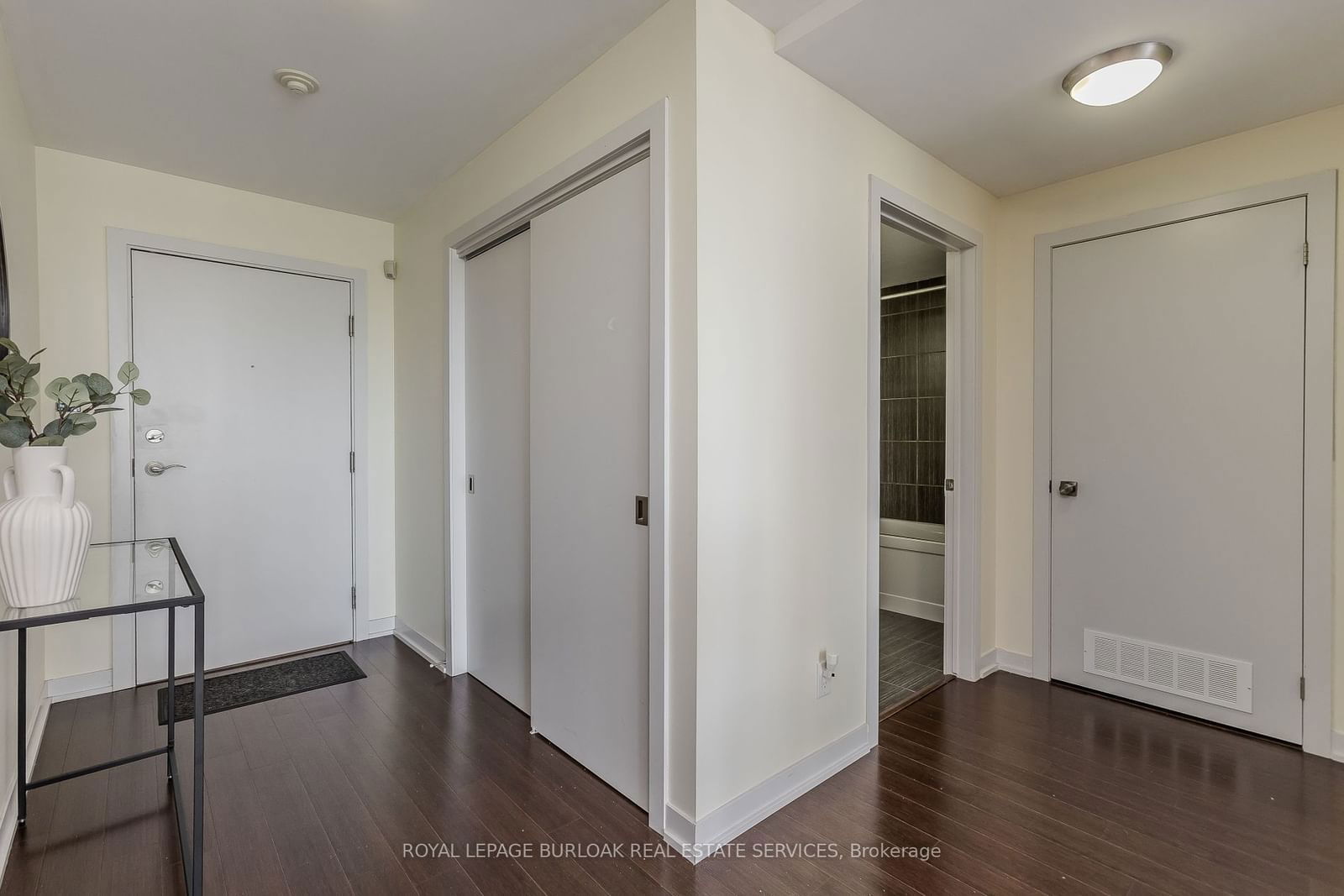 551 Maple Ave, unit 814 for sale - image #7