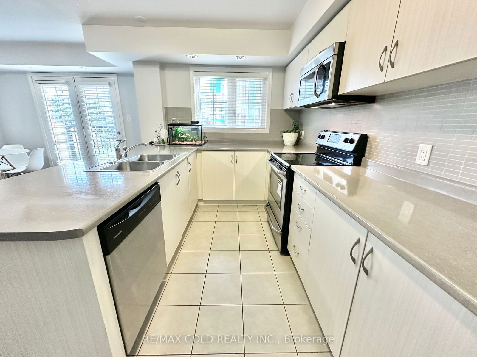 2441 Greenwich Dr, unit 70 for sale - image #8