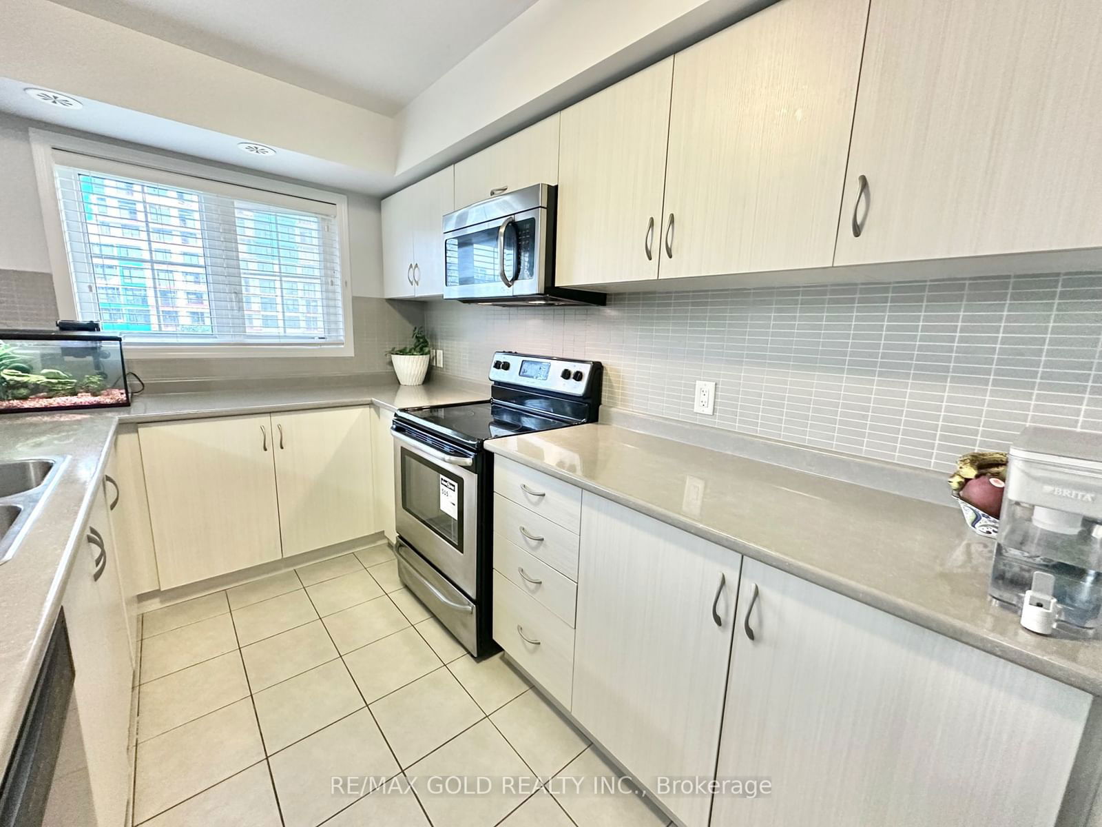 2441 Greenwich Dr, unit 70 for sale - image #9