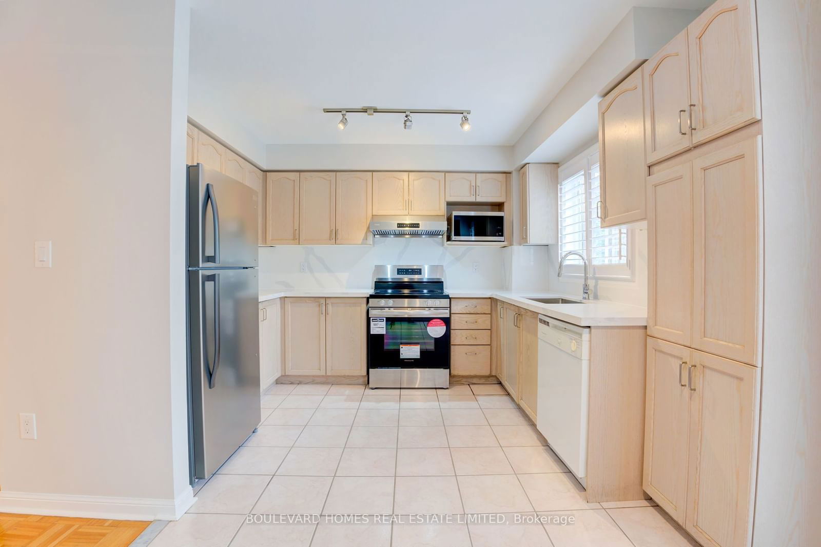 80 Acorn Pl, unit 196 for sale - image #12