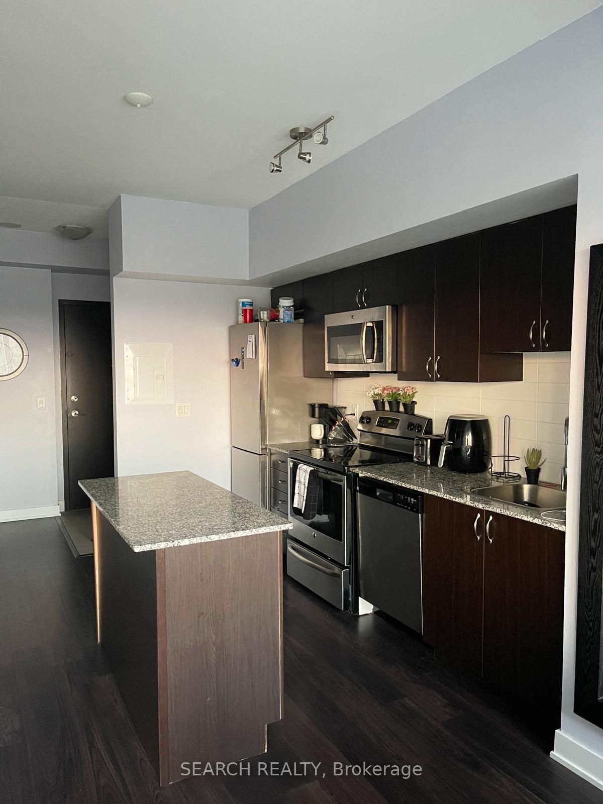 11 Superior Ave, unit 810 for rent - image #5