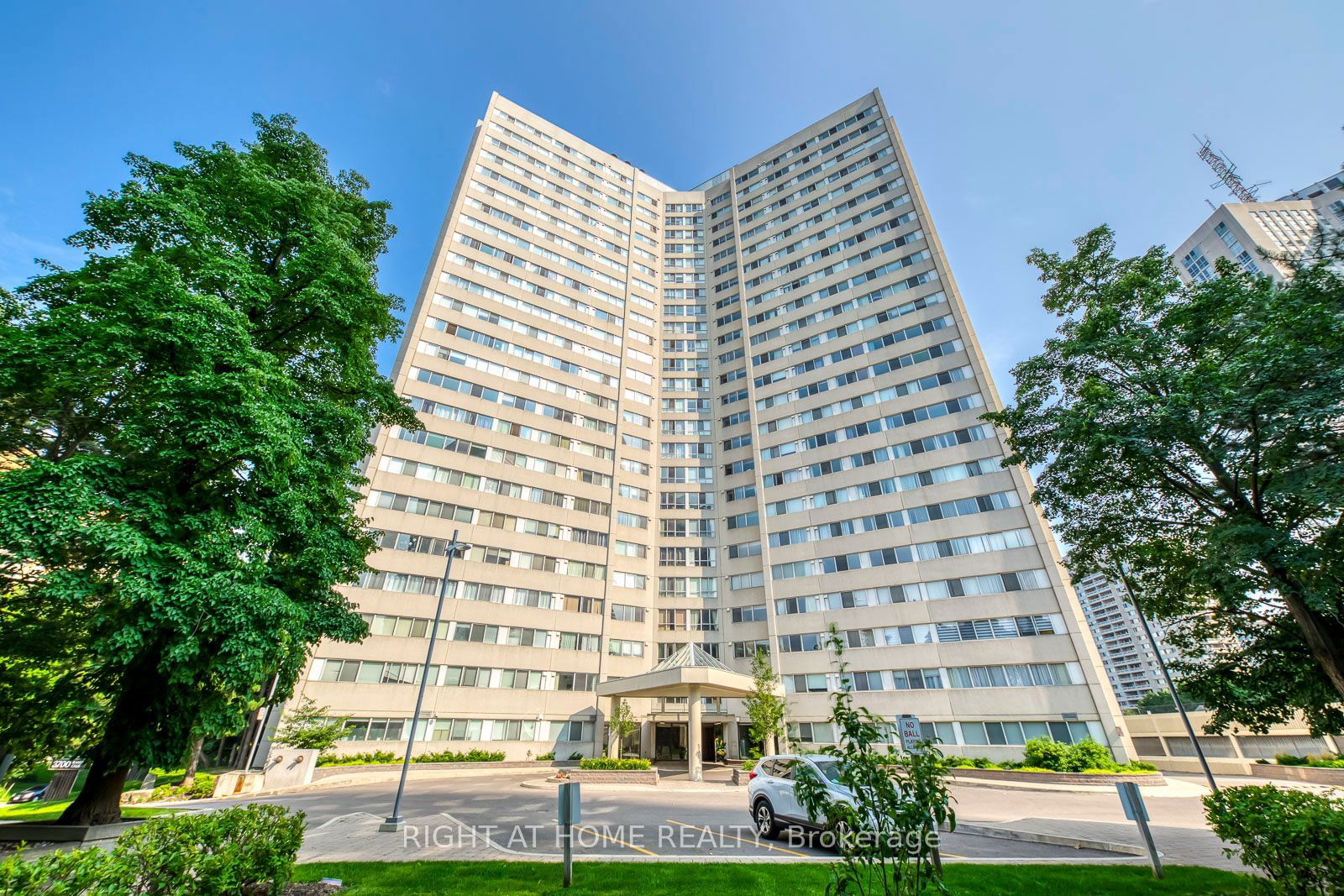 3700 Kaneff Cres, unit 1412 for sale - image #1