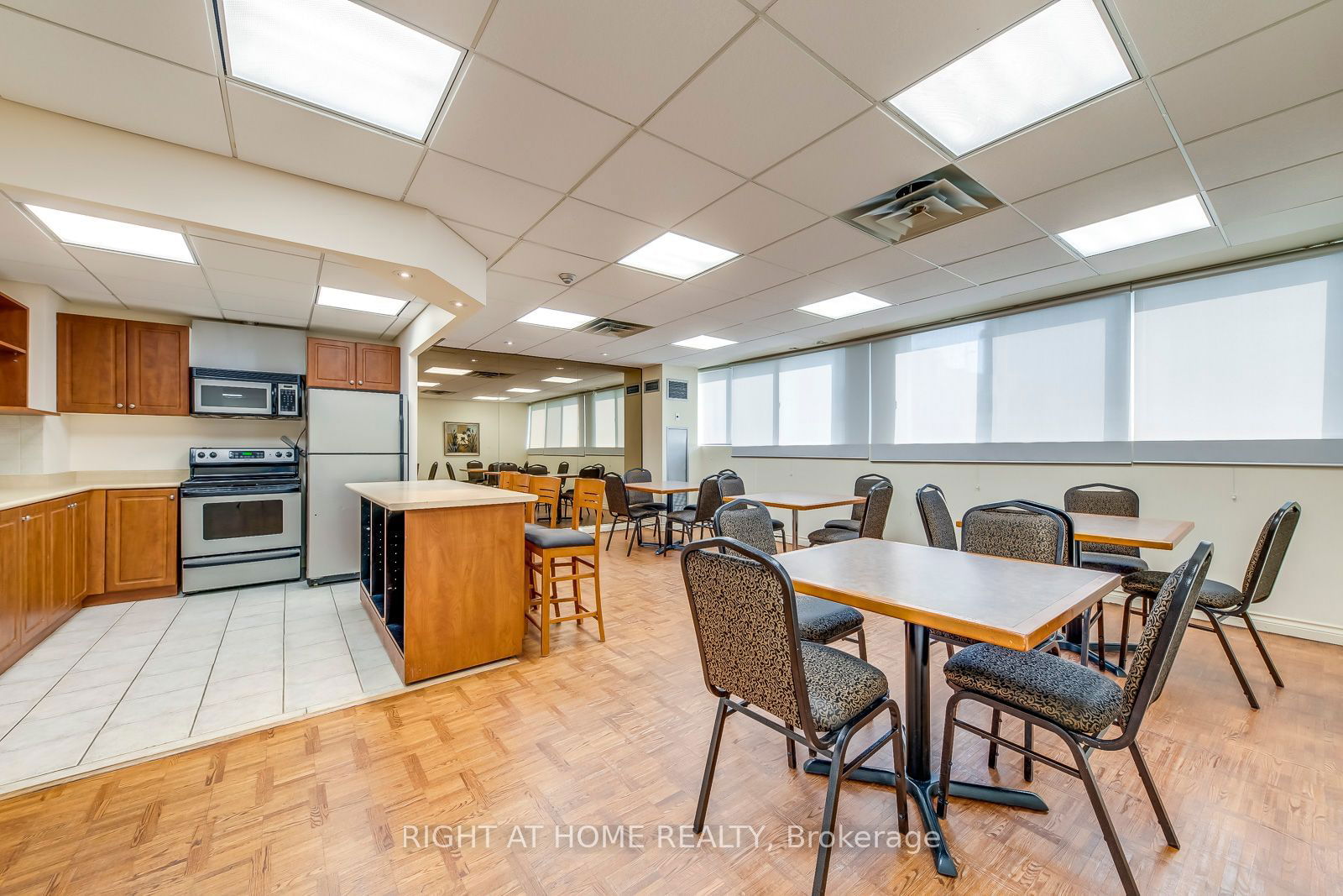 3700 Kaneff Cres, unit 1412 for sale - image #37