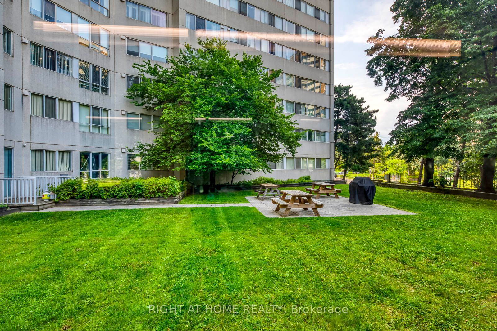 3700 Kaneff Cres, unit 1412 for sale - image #40