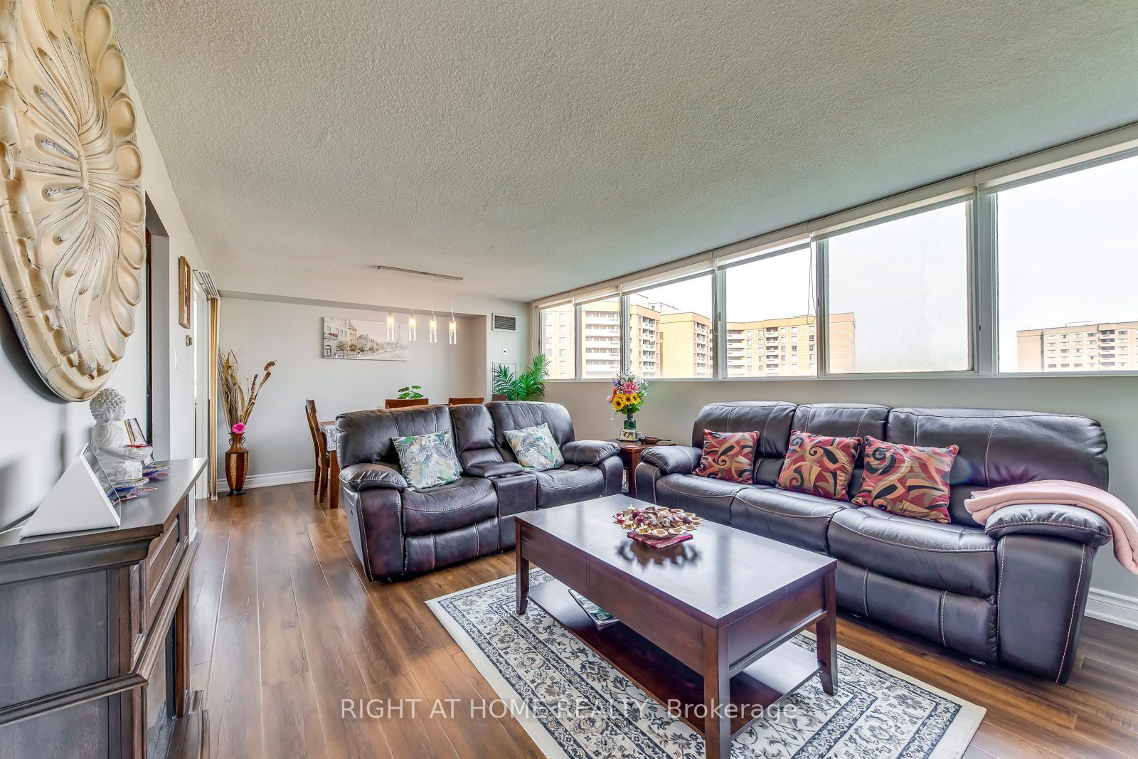 3700 Kaneff Cres, unit 1412 for sale - image #6