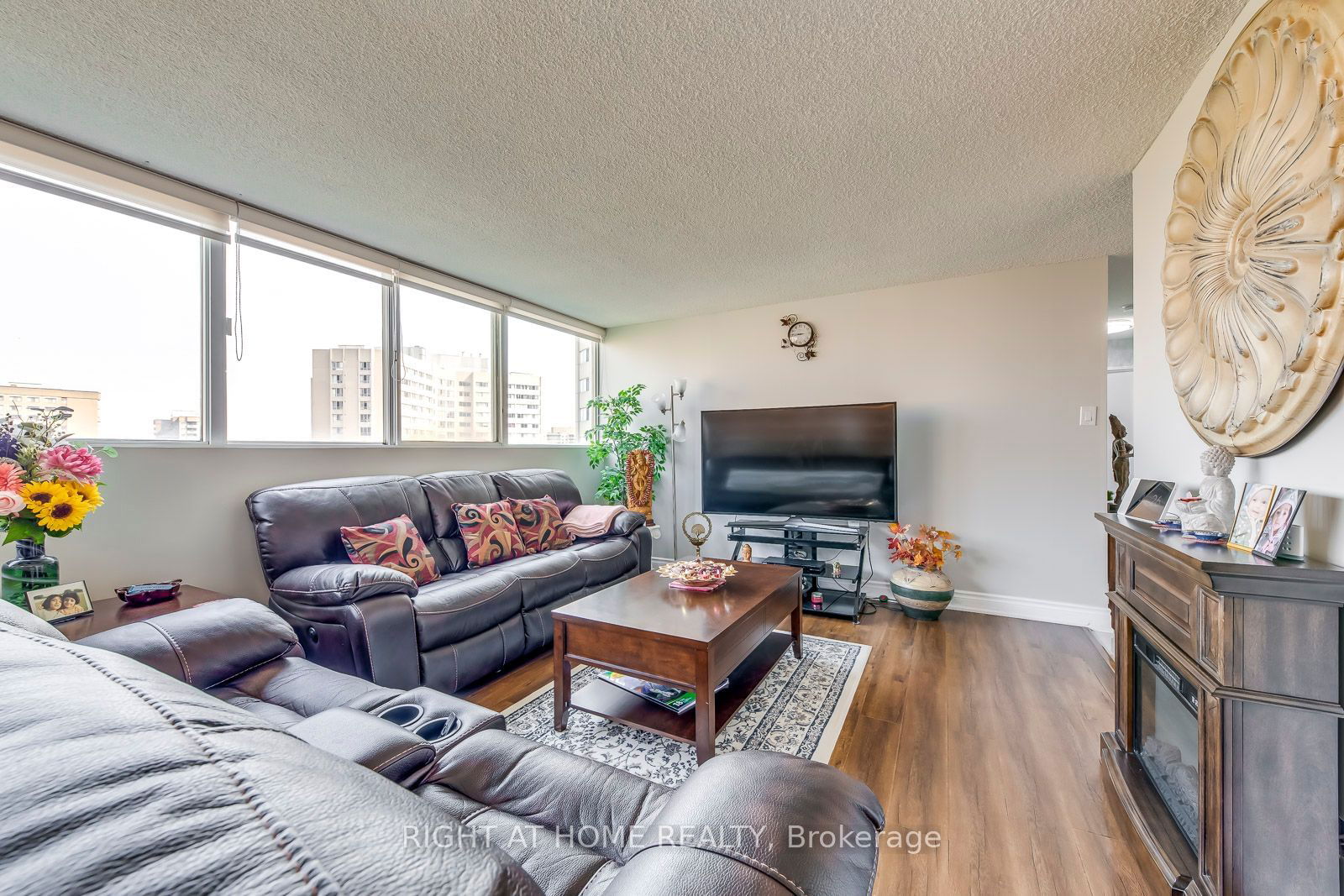 3700 Kaneff Cres, unit 1412 for sale - image #8