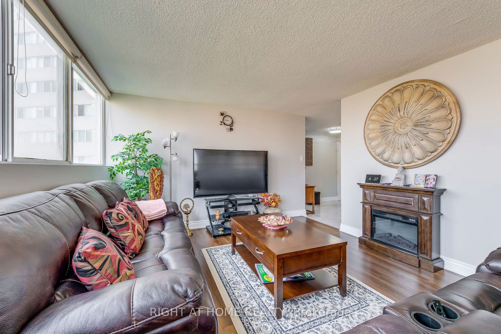 3700 Kaneff Cres, unit 1412 for sale - image #9