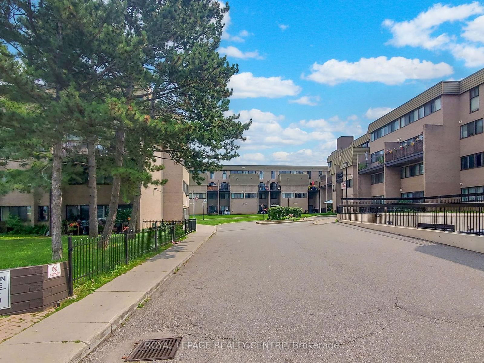 2095 Roche Crt, unit 127 for sale - image #33