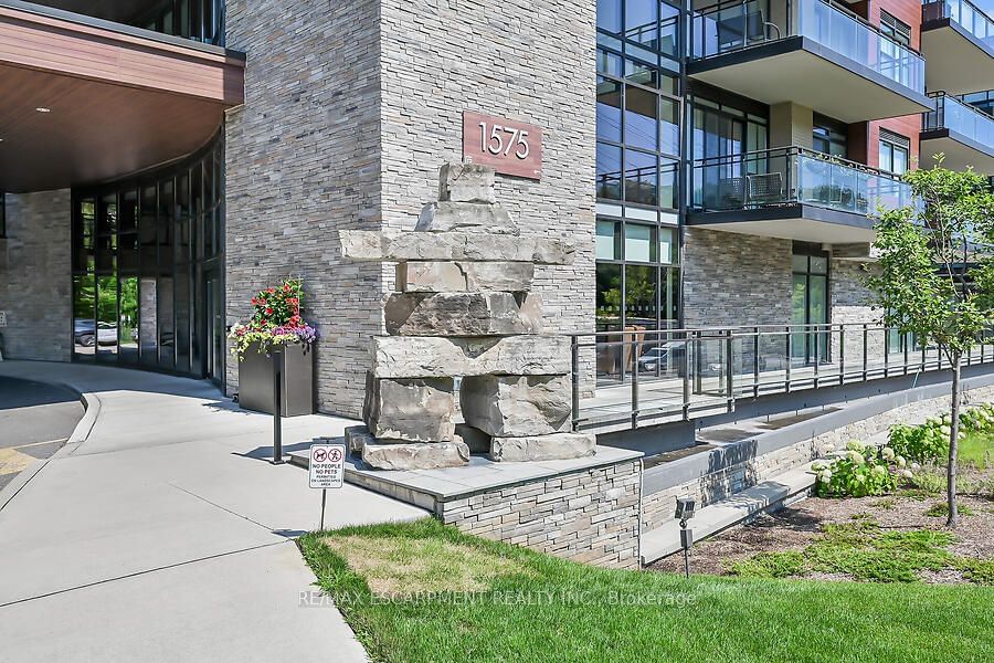 1575 LAKESHORE Rd W, unit 304 for sale