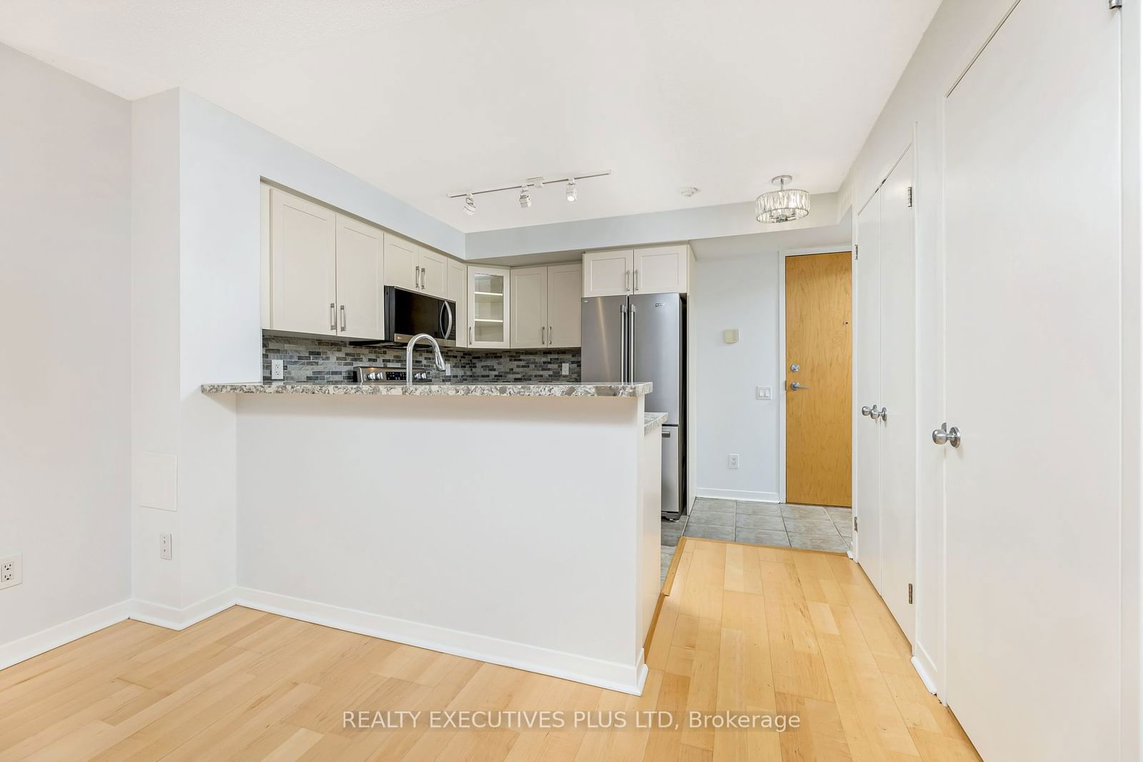 1050 The Queensway, unit 212 for sale - image #5