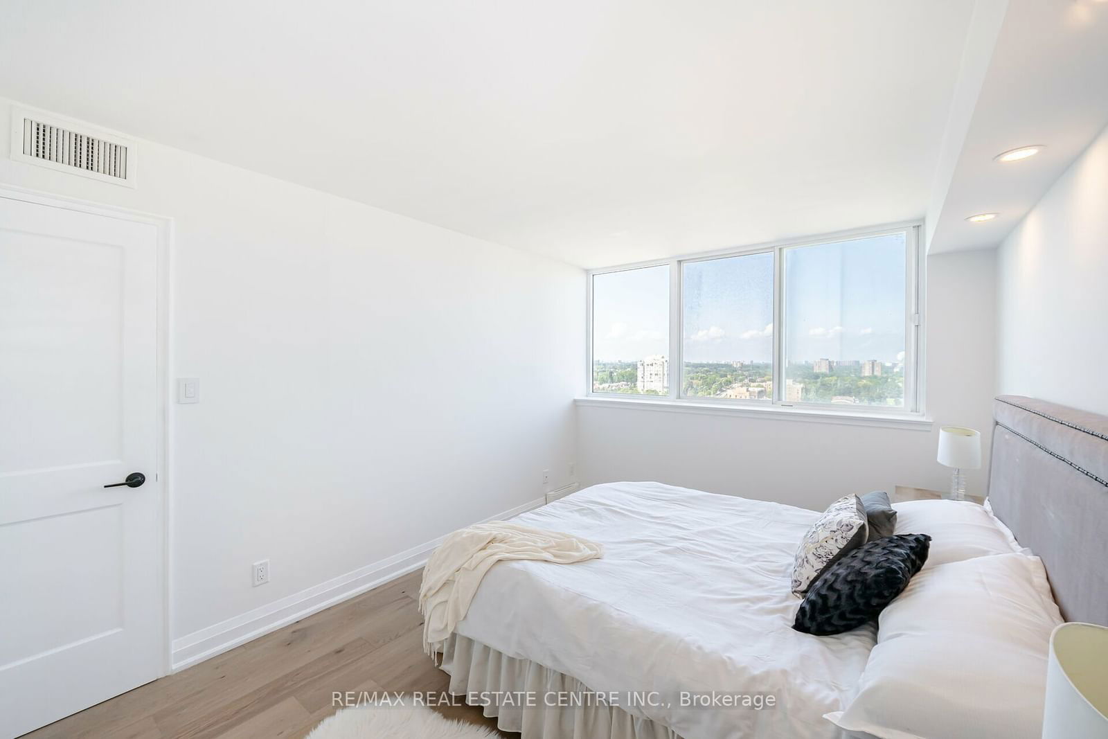 1360 Rathburn Rd E, unit 1404 for sale - image #23