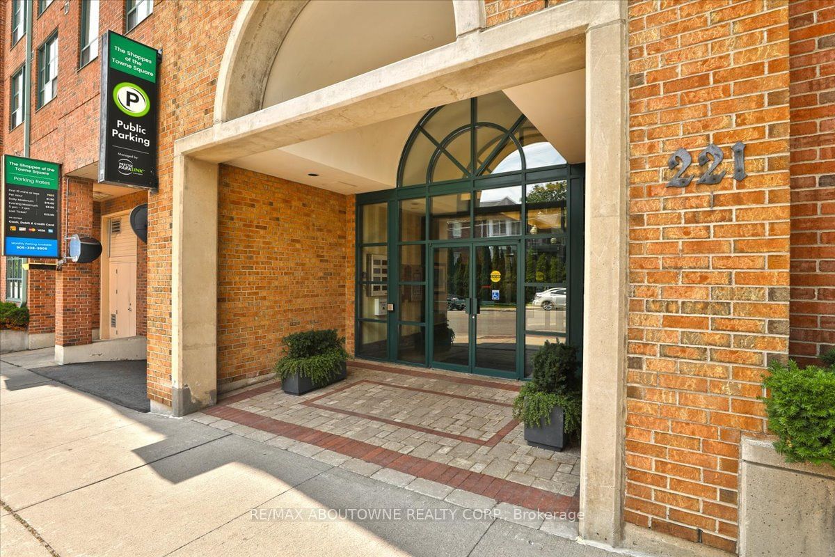 221 Robinson St, unit 314 for sale - image #2