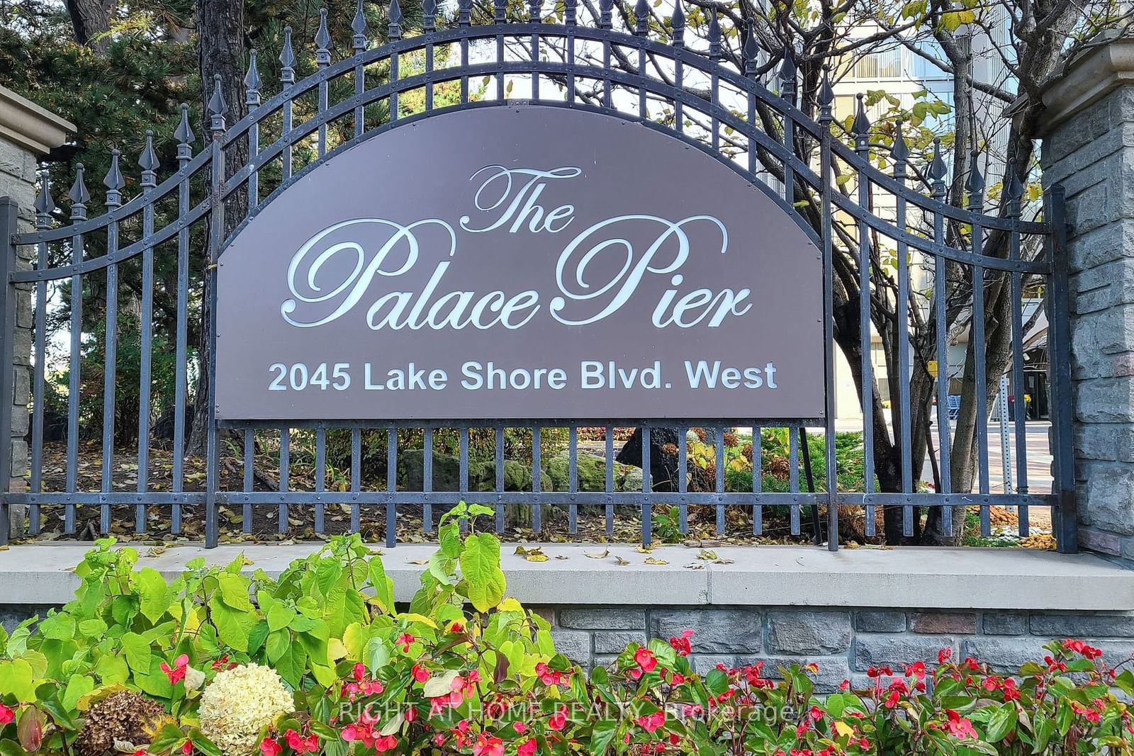 2045 Lake Shore Blvd W, unit 507 for sale