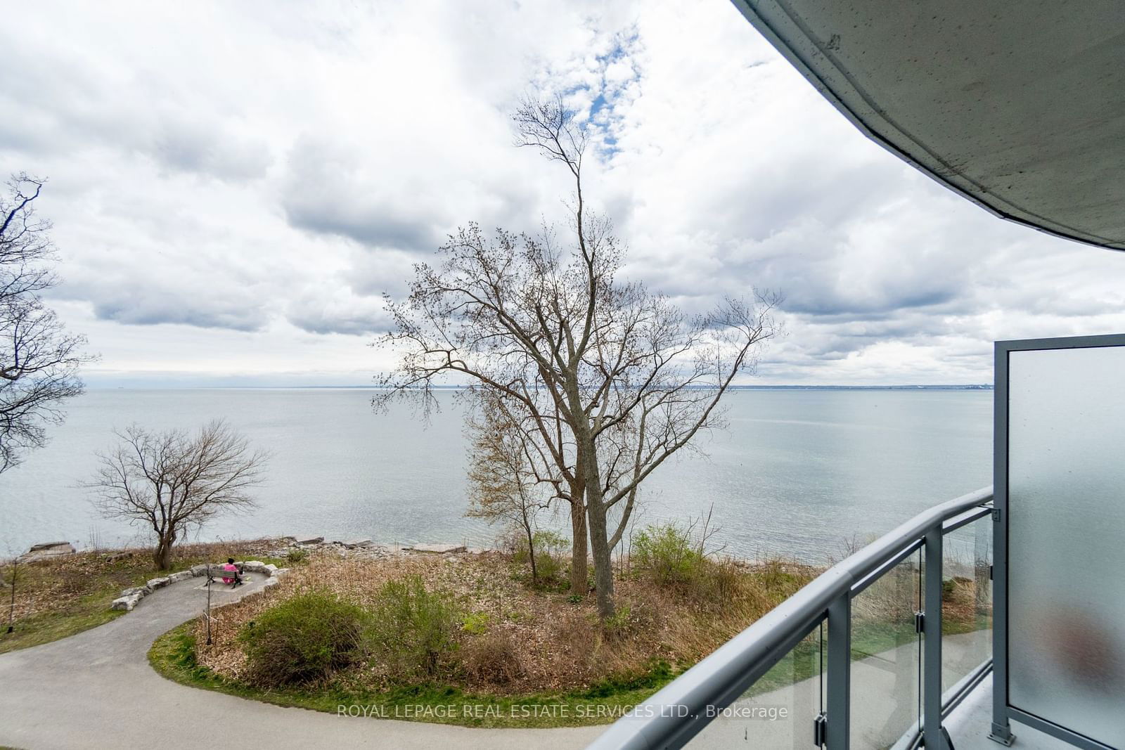 3500 Lakeshore Rd W, unit 327 for rent