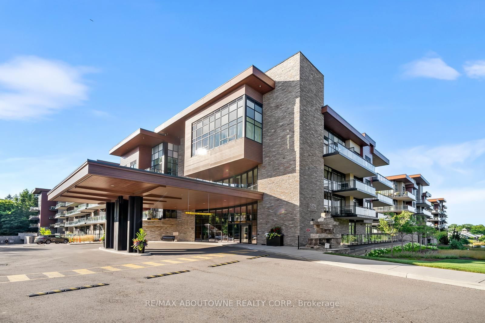 1575 Lakeshore Rd N, unit 404 for sale - image #1