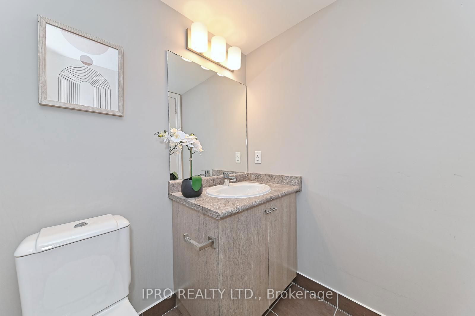 716 Main St E, unit 302 for sale