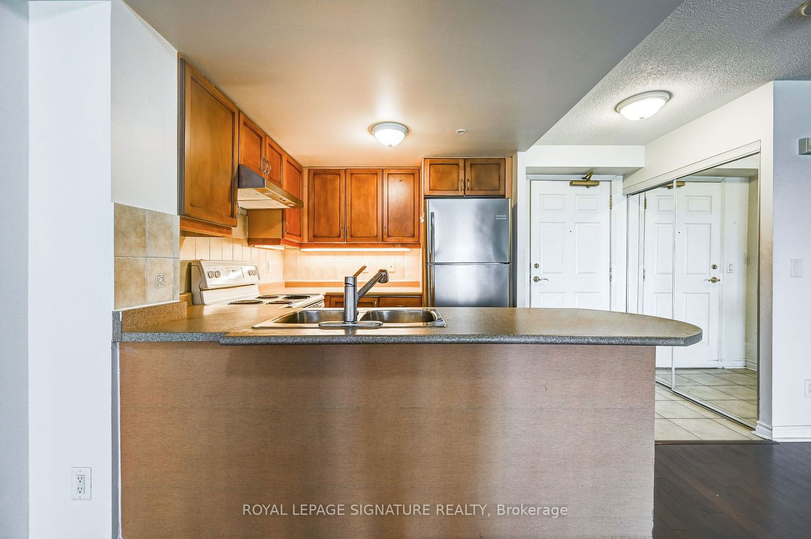 350 Princess Royal Dr, unit 906 for sale - image #4