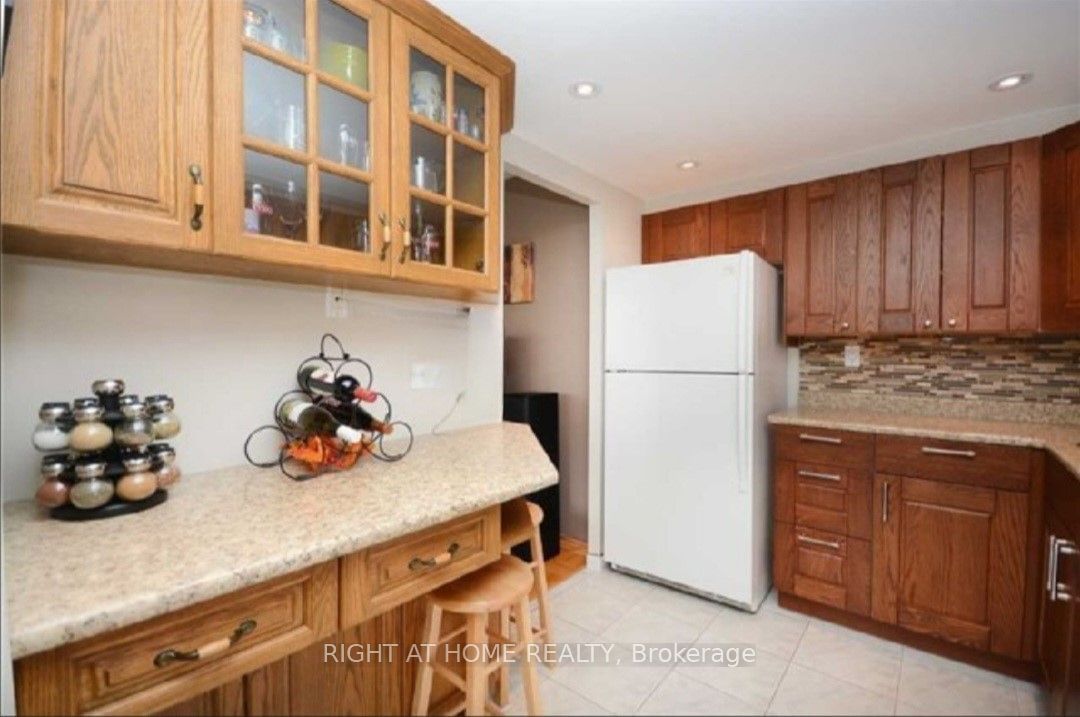 3590 Kaneff Cres, unit 1011 for sale - image #13