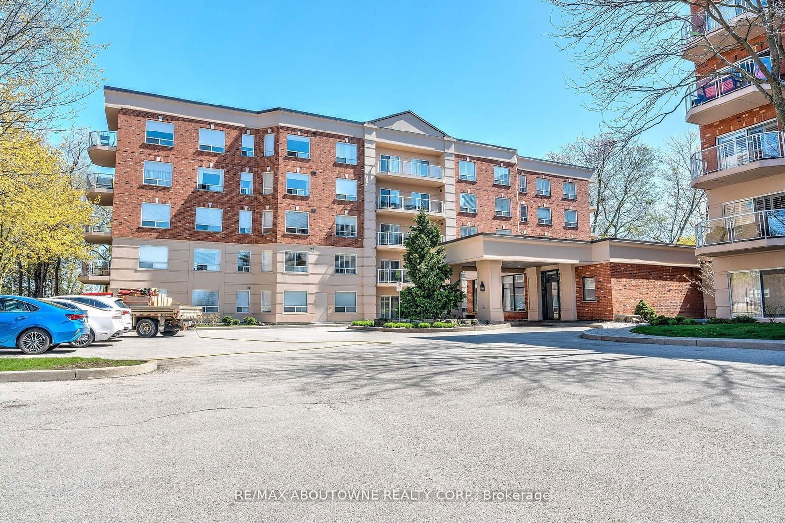 5194 Lakeshore Rd, unit 305 for sale