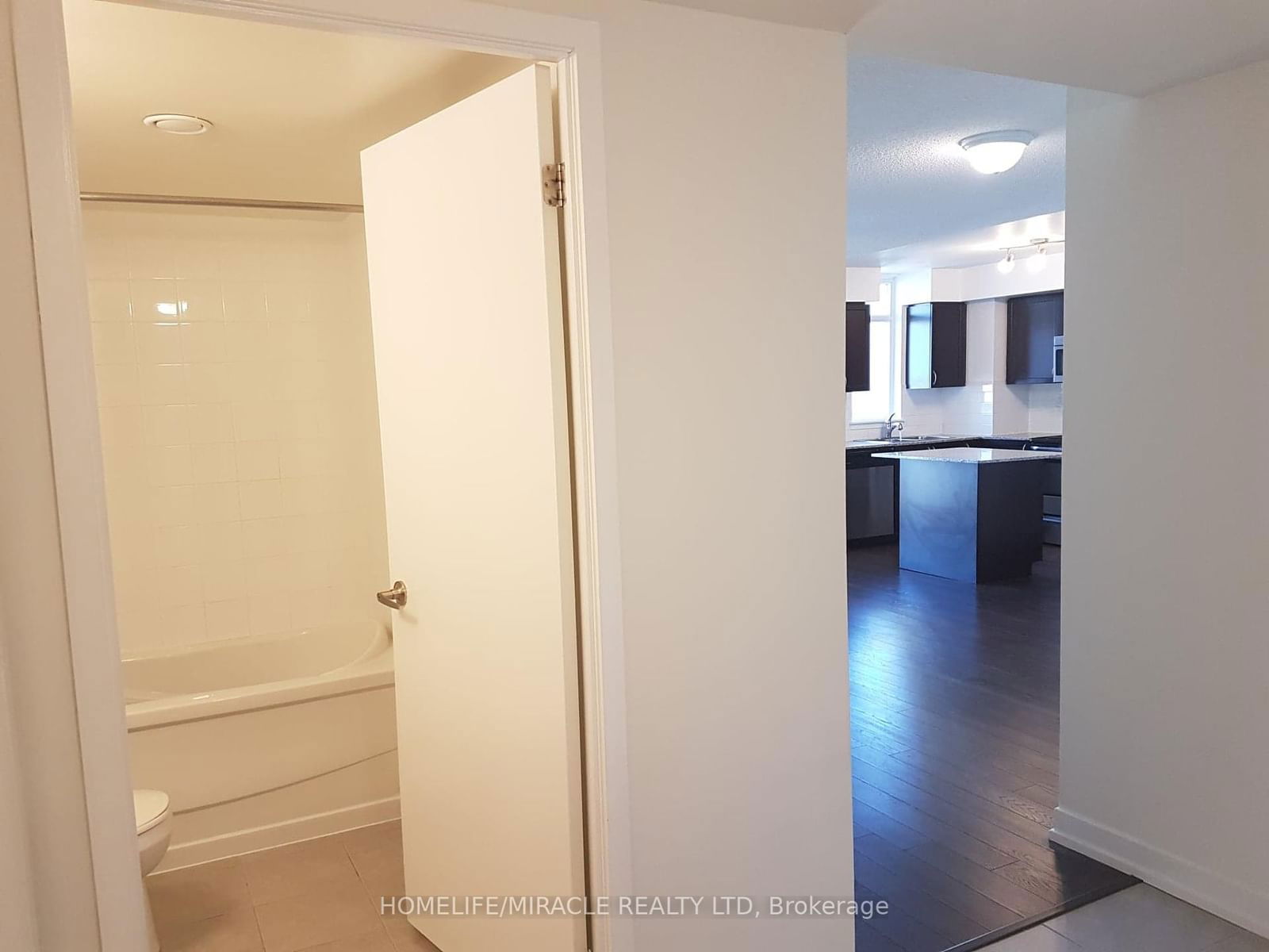 816 Lansdowne Ave, unit 423 for rent - image #2